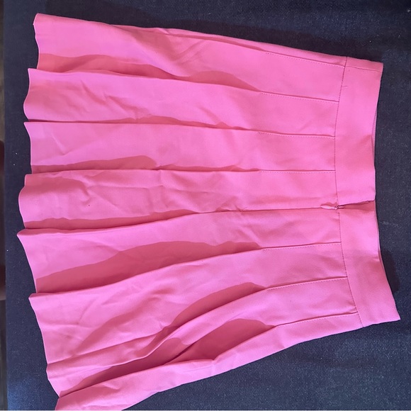 Hot pink pleated short skirt - Picture 3 of 4